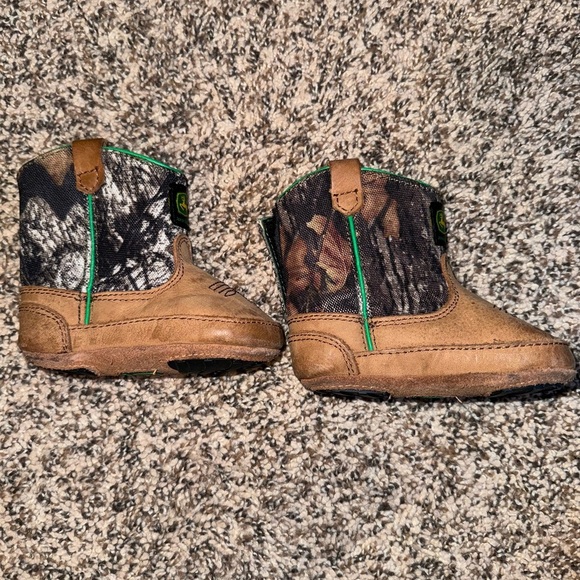 John Deere Johnny Poppers Baby Infant Boots Size 4 Camo - Picture 2 of 6